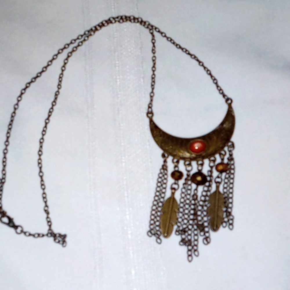 Vintage necklace with feathers and brown jewels on it
